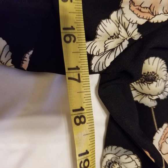 Last 1  Black floral ruffled wrap dress - Picture 5 of 6